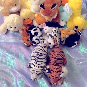 Lot of 25 stuffed animals 🧸 🥰